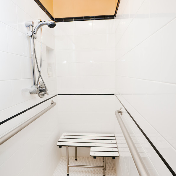 douche senior sécurisée avec siège et barre de maintien